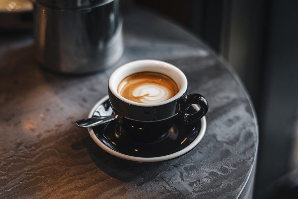 Espresso in kleiner schwarzer Tasse – ein klassisches Kaffeegetränk mit intensivem Aroma und goldener Crema.